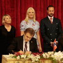Statsråd Monica Mæland og  Kronprinsparet ser Morten Nordstad i Pharmaq og Mai Van Hiep . Photo: Lise Åserud / NTB scanpix